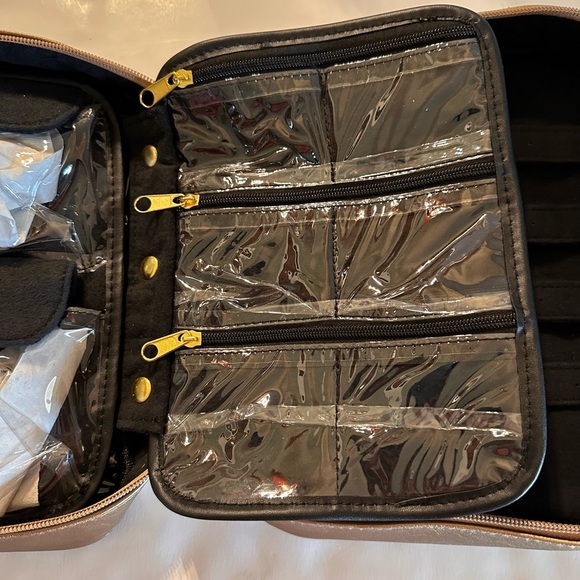 NWOT For Your Eases Only Cosmetic Make- Up Bag Gold Tone Quilted Gold Hardware - Picture 9 of 11